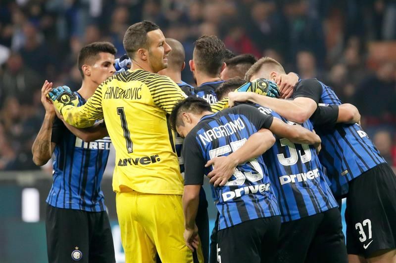 Un triplete de Mauro Icardi lanza al Inter en el derbi y hunde al Milan (3-2)