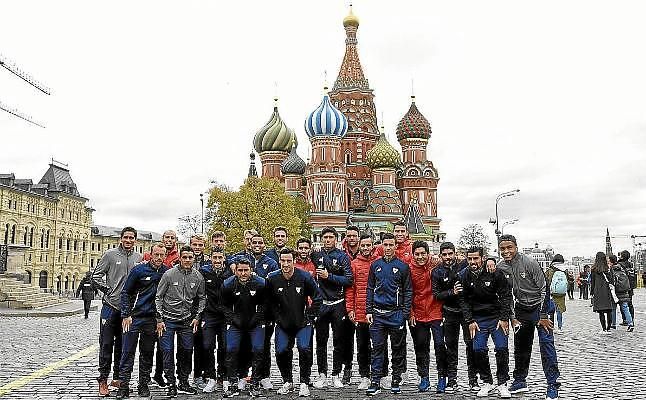 Los jugadores del Sevilla desafían al frío por las calles de Moscú