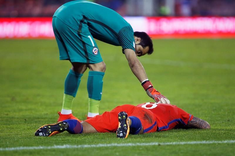 Chile se despedaza con el quiebre de Claudio Bravo y Arturo Vidal