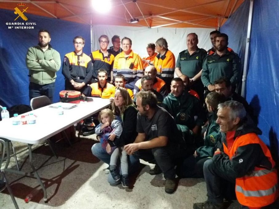 Encuentran dormida y protegida por su perro a una niña de 2 años que estuvo 7 horas perdida en el monte en Ávila