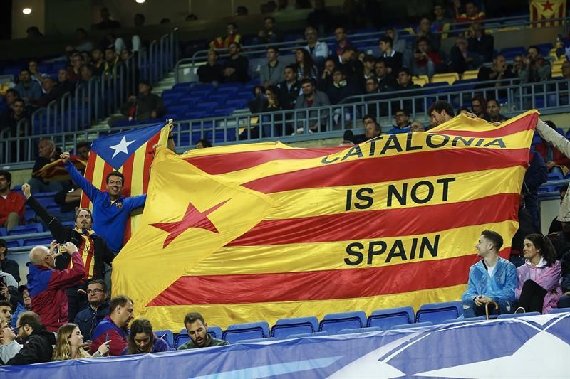El Barça reclama "diálogo" en el Camp Nou con una gran pancarta