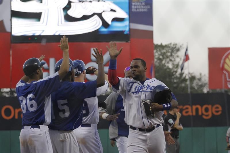 Las Estrellas vencen a los Leones y siguen firmes en la cima del béisbol dominicano