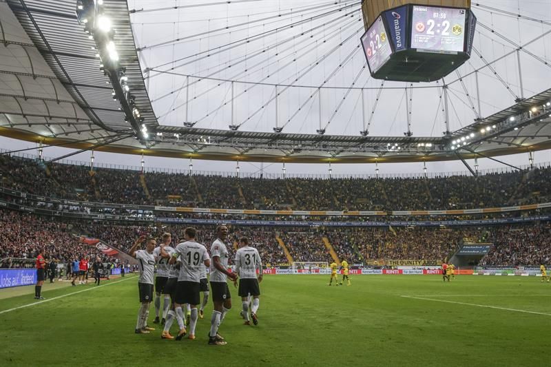 El Eintracht remonta dos goles al Dortmund