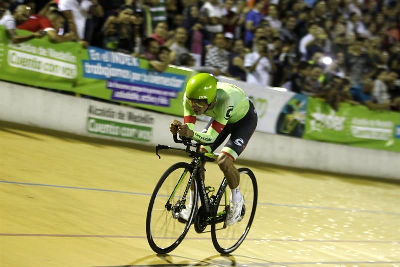 Rigoberto Urán evoca podio en el Tour durante una prueba de pista en Colombia