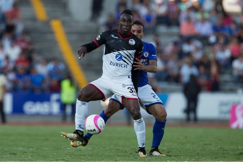 El colombiano Quiñones anota dos en goleada de Lobos al Cruz Azul de Jémez