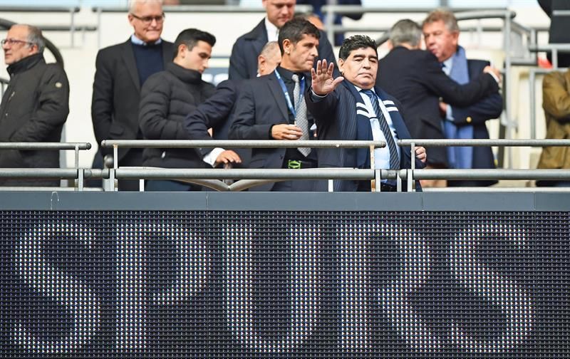 Maradona asiste al Tottenham-Liverpool y recibe una camiseta con su nombre