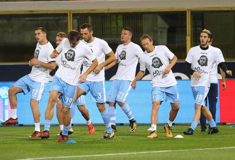 La Lazio sale a calentar con camisetas de Ana Frank contra el antisemitismo