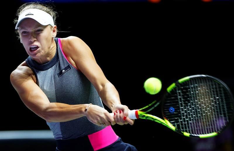 Wozniacki desarbola a Halep y ya está en semifinales