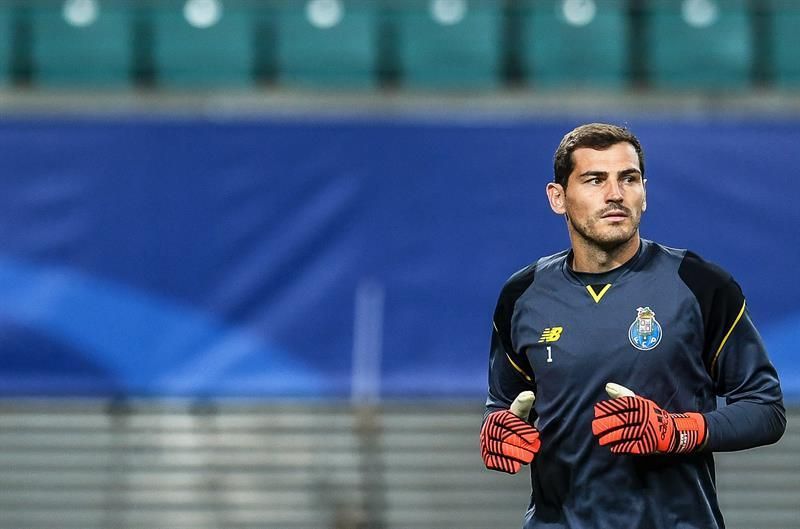 Iker Casillas sale al paso de los rumores de su suplencia en su Twitter