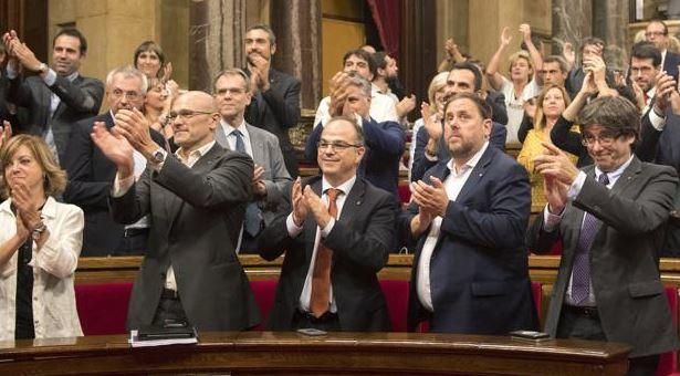 El Parlament declara constituida la República catalana e insta al Govern a implementarla