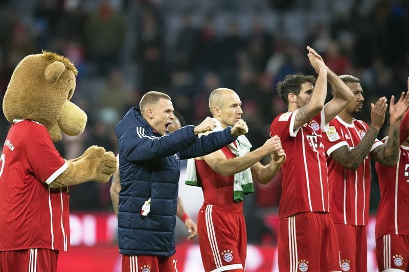 James y Lewandowski dan el liderato al Bayern