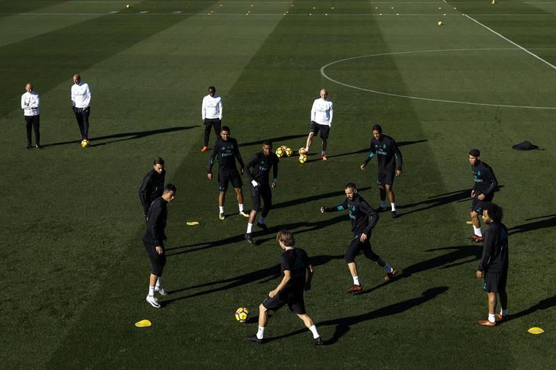 El Real Madrid termina de preparar el duelo en Girona ajeno a la política