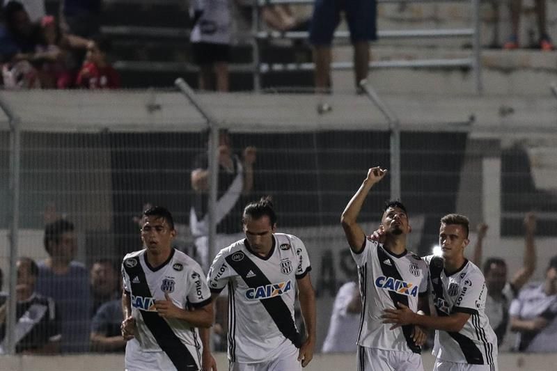 Corinthians, líder del fútbol en Brasil, pierde pero mantiene, por ahora, la ventaja sobre sus escoltas