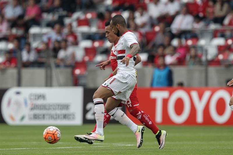 Sao Paulo le gana el derby a Santos, con gol de Cueva, y se aleja de la zona de descenso