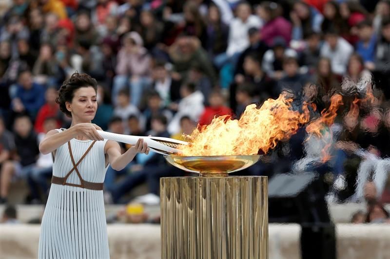 Atenas despide la llama olímpica, que pone rumbo a Corea