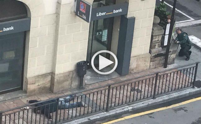 Atraco con tiroteo en un banco en Cangas de Onís