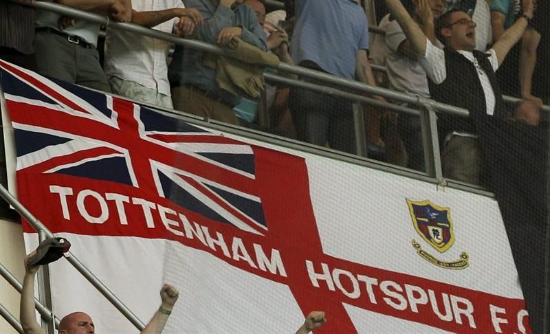 El Tottenham suspende de por vida a dos aficionados que lanzaron orina