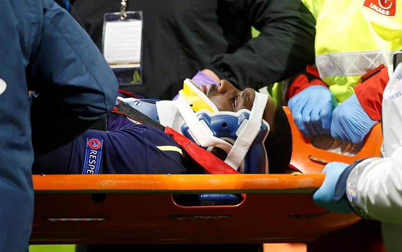 Martina (Everton), evacuado en camilla tras un fuerte golpe en la espalda