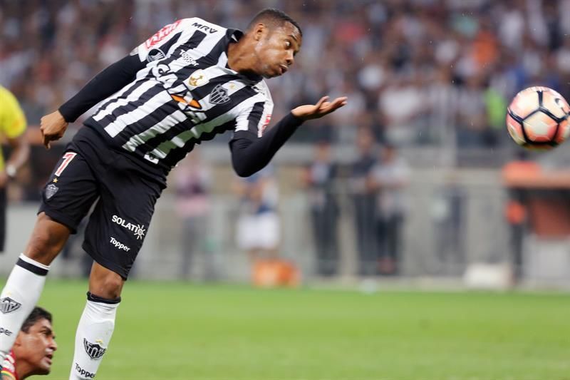 Robinho es abucheado en vuelta a Santos, que gana y presiona al Corinthians