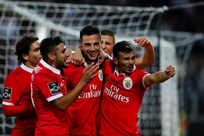1-3 El Benfica gana al Vitoria de Guimaraes y sigue vivo en la Liga lusa