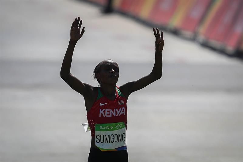La campeona olímpica de maratón Jemimah Sumgong, sancionada 4 años por dopaje