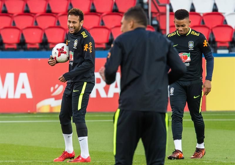 Neymar se entrena con Brasil en el Parque de los Príncipes de París