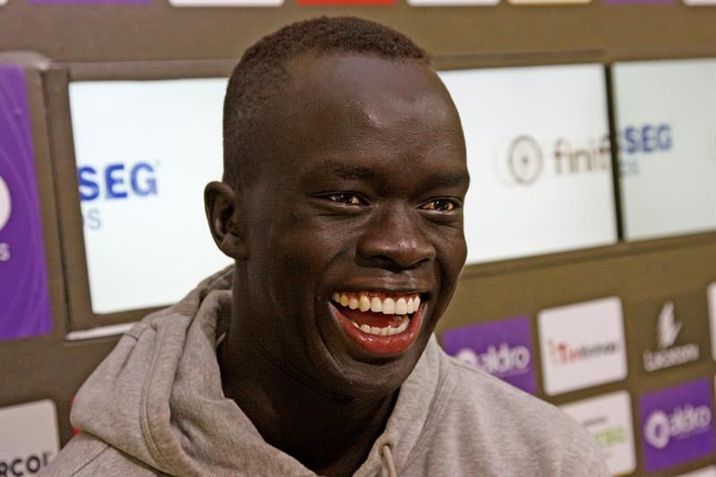 Mabil, un futbolista de elite que sueña con hacer felices a los refugiados
