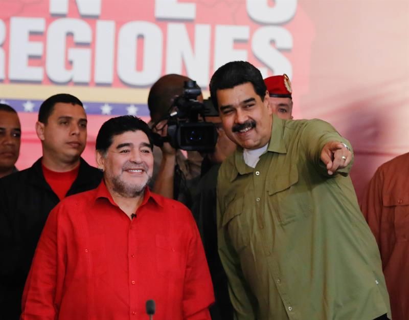 Maradona comparte con jóvenes futbolistas y se declara "soldado de Maduro"