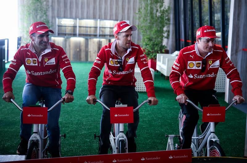 Los pilotos de Ferrari "compiten" en bicicleta antes del Gran Premio de Brasil