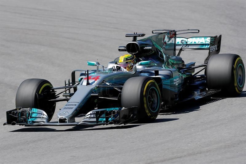 Los Mercedes de Hamilton y Bottas lideran los segundos libres en Brasil