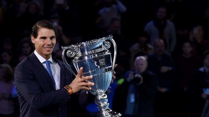 Rafael Nadal recibe el trofeo de número uno de final de año