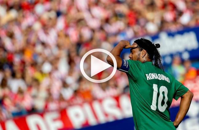 Ronaldinho muestra su clase en un partido por la paz