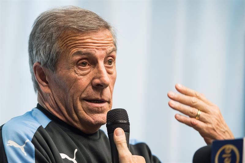 Tabárez dice que los nuevos jugadores han aportado más equilibrio a Uruguay