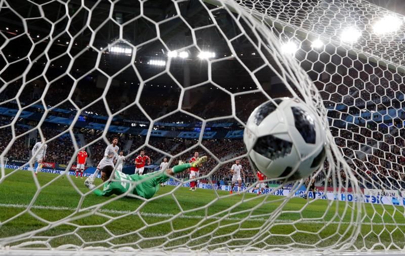 España paga su relajación con un empate ante Rusia