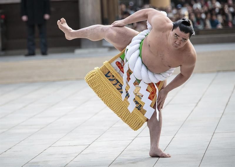 Una estrella de sumo escandaliza a Japón al herir a otro luchador de un botellazo