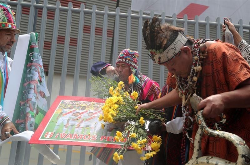 Brujos y chamanes hacen rituales para asegurar la clasificación de Perú a Rusia