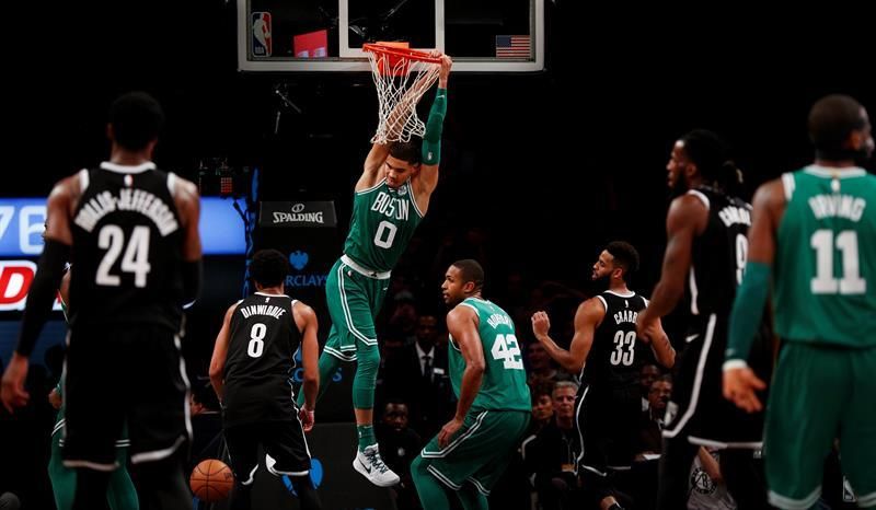 Los Celtics llegan a 13 triunfos seguidos; los Rockets cortan la racha ganadora