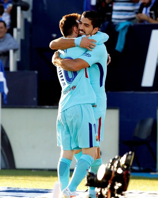 Un gol de Luis Suárez da ventaja al Barcelona al descanso (0-1)