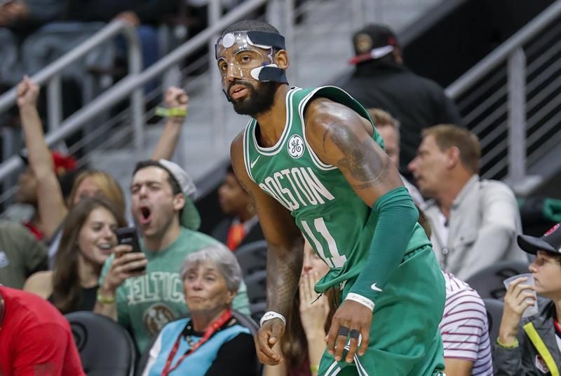 Curry rescata a Warriors ante Sixers; Celtics, 15 triunfos seguidos