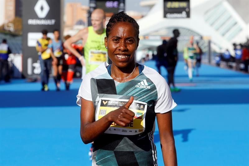 La etíope Zenebe ganó en Valencia con un tiempo de 2:26:17