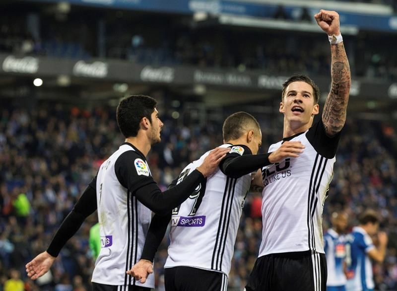 El Valencia luce su eficacia y recibirá al Barça como único retador