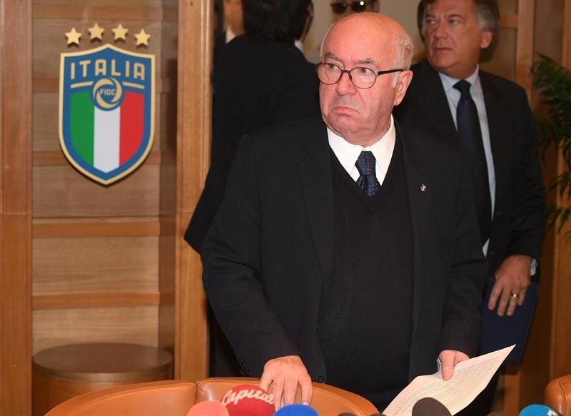 Tavecchio, presidente de la Federación italiana, dimite de su cargo