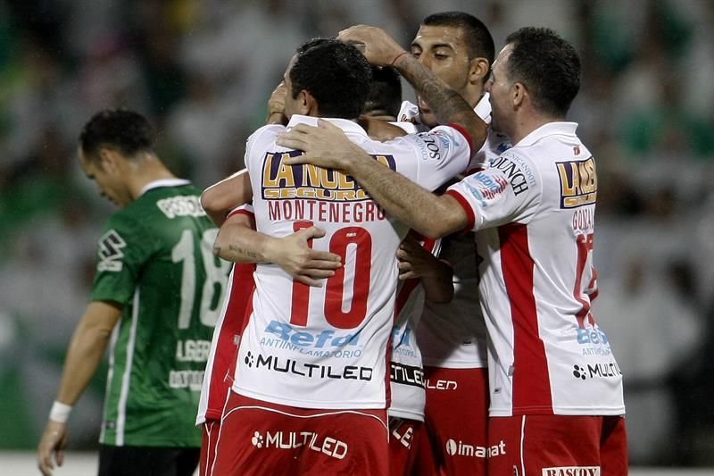 Huracán derrota a Vélez y sube al cuarto puesto de la clasificación del fútbol en Argentina