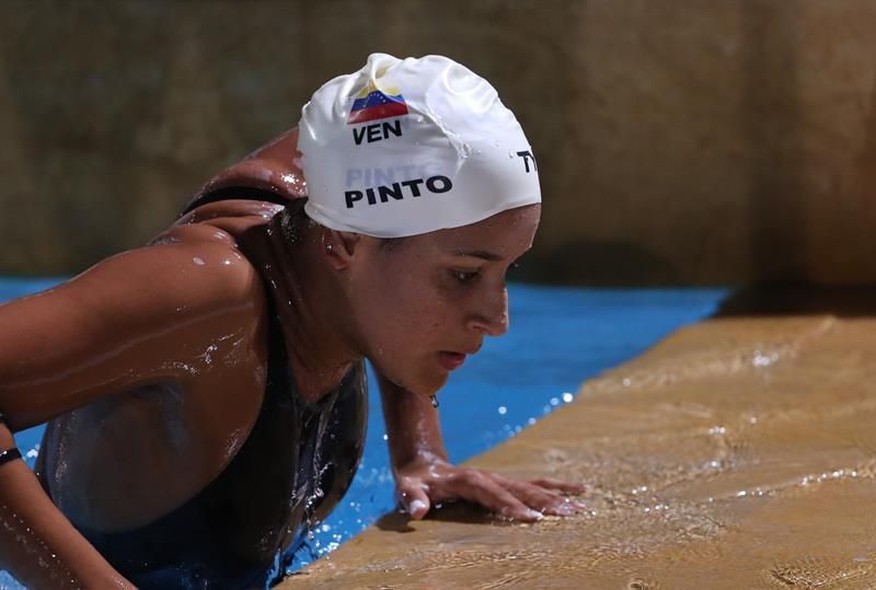 La nadadora venezolana Pinto gana el oro en los 400 libres al vencer a la chilena Köbrich