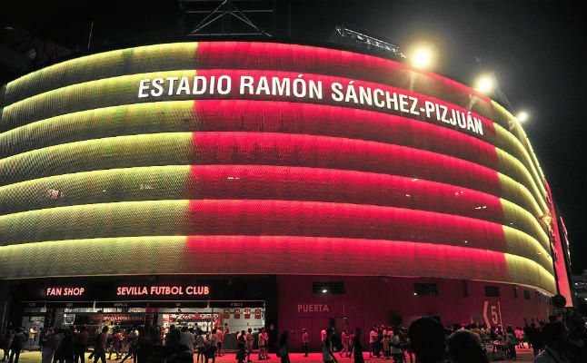 Estreno del espectáculo de luces en la previa del Sevilla-Liverpool