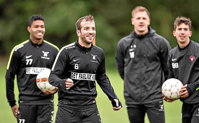 A Van der Vaart le sale un pretendiente exótico