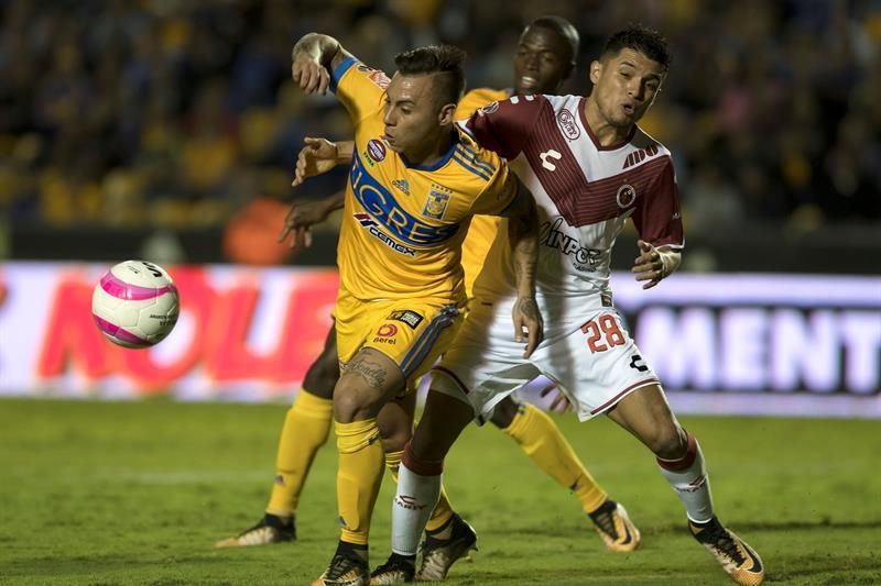 El chileno Vargas marca el gol del empate para Tigres ante el León