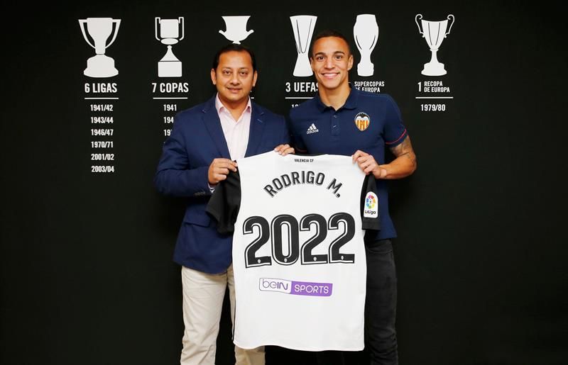 El internacional español Rodrigo renueva con el Valencia hasta el año 2022