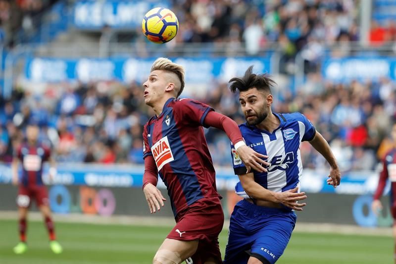 El Eibar coge aire y se lleva el duelo vasco ante un Alavés con urgencias (1-2)
