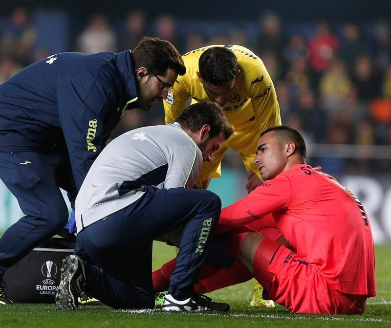 Asenjo regresa al fútbol tras superar su cuarta lesión de rodilla